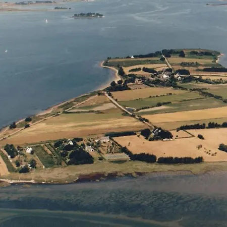 Meuble Sur L'ile De Tascon A 300 M De La